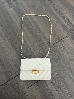 Elegant White Quilted Crossbody Bag with Gold Chain